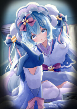 1girl absurdres aqua_eyes aqua_hair blue_gloves blush bonnet bow commentary_request crescent crescent_hair_ornament fur-trimmed_kimono fur-trimmed_sleeves fur_trim gloves hair_between_eyes hair_ornament hatsune_miku highres ikraaa_204 indoors japanese_clothes kimono long_hair looking_at_viewer multicolored_hair official_alternate_costume official_alternate_hairstyle one_eye_closed open_mouth pink_bow pink_hair pink_kimono pom_pom_(clothes) purple_gloves reaching reaching_towards_viewer signature solo sun_hair_ornament twintails upper_body very_long_hair vocaloid yuki_miku yuki_miku_(2023)
