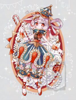 1girl ankle_lace-up bare_shoulders blunt_bangs blush brown_hair candy candy_cane closed_mouth commentary dated dress food full_body green_dress green_hat grey_background hat holding long_hair looking_at_viewer mochimura_sorata multicolored_hair original red_hair red_shoes shoes signature sleeveless sleeveless_dress solo standing streaked_hair striped_clothes striped_dress symbol-only_commentary two-tone_hair watermark wrist_cuffs