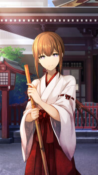1girl archived_source blue_eyes broom brown_hair closed_mouth cowboy_shot game_cg hair_between_eyes hakama hakama_skirt highres holding holding_broom huke japanese_clothes kosode long_hair looking_at_viewer makise_kurisu miko official_alternate_costume official_alternate_hairstyle official_art outdoors ponytail red_hakama red_skirt science_adventure shrine skirt smile solo standing steins;gate third-party_source wide_sleeves