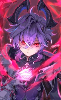 1boy absurdres almanju dragon_horns genshin_impact gloves hair_between_eyes highres horns long_sleeves looking_at_viewer male_focus mini_durin_(genshin_impact) mini_durin_(human)_(genshin_impact) multicolored_hair purple_hair red_eyes signature slit_pupils solo upper_body