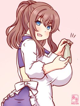 1girl alternate_costume apron artist_logo blue_eyes breasts brown_hair dated gradient_background japanese_clothes kanon_(kurogane_knights) kantai_collection kappougi kimono large_breasts logo one-hour_drawing_challenge pink_background ponytail purple_kimono saratoga_(kancolle) side_ponytail solo tokkuri twitter_username upper_body