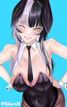 1girl alternate_costume black_hair breasts cleavage highres holoadvent hololive hololive_english large_breasts looking_at_viewer multicolored_hair playboy_bunny shikuroo0 shiori_novella simple_background smile solo split-color_hair two-tone_hair virtual_youtuber