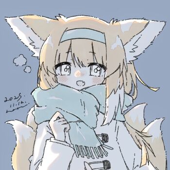 1girl :d animal_ears arknights arm_at_side blonde_hair blue_background blue_hairband blue_scarf blush coat colored_tips dated fang fox_ears fox_girl fox_tail fringe_trim hairband hand_up haru_(aona1122) long_bangs long_hair long_sleeves looking_at_viewer multicolored_hair multiple_tails open_mouth scarf signature simple_background skin_fang smile solo suzuran_(arknights) tail two-tone_hair upper_body white_coat white_eyes white_hair