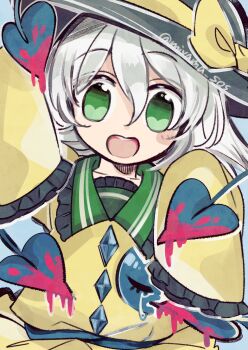 1girl black_hat blood blue_background bow buttons collared_shirt commentary_request diamond_button frilled_shirt_collar frilled_sleeves frills green_eyes grey_hair hair_between_eyes hat hat_bow highres komeiji_koishi long_sleeves looking_at_viewer medium_hair open_mouth shirt sleeves_past_fingers sleeves_past_wrists smile solo tama_(hiroshige_36) third_eye touhou upper_body yellow_bow yellow_shirt