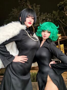 2girls black_hair breasts cosplay green_eyes green_hair highres jewelry large_breasts looking_at_viewer multiple_girls necklace neneko0814 no_panties one-punch_man outdoors pearl_necklace photo_(medium) tatsumaki tatsumaki_(cosplay)