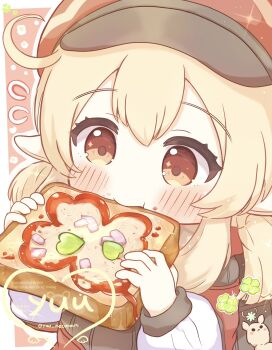 1girl ahoge artist_name backpack bag bag_charm blonde_hair blush border bread bread_slice brown_bag charm_(object) closed_mouth clover coat commentary_request dodoco_(genshin_impact) eating eyelashes fish-flavored_toast_(genshin_impact) flying_sweatdrops food genshin_impact hair_between_eyes hands_up hat heart highres holding holding_food klee_(genshin_impact) long_sleeves low_twintails medium_hair newsboy_cap outline outside_border pointy_ears randoseru red_background red_coat red_eyes red_hat sidelocks solo sparkle toast twintails twitter_username upper_body watermark white_border white_outline yuu_neconouti