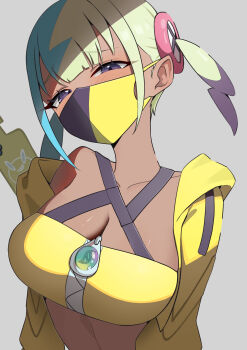 1girl absurdres bandeau black_mask blonde_hair blue_hair breasts canari_(pokemon) cleavage commentary_request dark-skinned_female dark_skin gen_4_pokemon grey_background highres large_breasts mask mouth_mask multicolored_hair nintendo pokemon pokemon_legends:_z-a purple_eyes rotom rotom_phone simple_background solo twintails upper_body uw_chanmaru yellow_bandeau yellow_mask