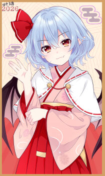 1girl 2026 alternate_costume bat_wings blue_hair closed_mouth clothing_cutout commentary_request egasumi fang hair_ribbon hakama hakama_skirt highres hip_vent japanese_clothes kimono long_sleeves looking_at_viewer medium_hair new_year pink_kimono pointy_ears red_eyes red_hakama red_ribbon remilia_scarlet ribbon skin_fang skirt solo tanaka_shoushou_fumimaro touhou translation_request wide_sleeves wings