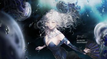 1girl air_bubble artist_name bare_shoulders black_bridal_gauntlets breasts bridal_gauntlets bubble cleavage dark_background dress eternity_(reverse:1999) evening_gown floating_hair folding_fan ganada grin hand_fan highres holding holding_fan jellyfish jewelry large_breasts necklace reverse:1999 signature single_bridal_gauntlet sleeveless sleeveless_dress smile solo underwater upper_body white_hair yellow_eyes