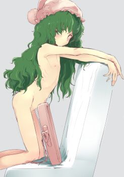 1girl aged_down analog_clock clock commentary female_focus flat_chest green_eyes green_hair hat highres kazami_yuuka kazami_yuuka_(pc-98) loli long_hair looking_to_the_side navel nightcap nude ripu_(lipi) solo touhou touhou_(pc-98) wavy_hair