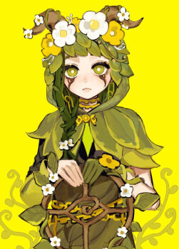 1girl :c belly_chain braid bright_pupils capelet facial_mark fiona_gilman fiona_gilman_(guide) gloves goat_horns green_capelet green_gloves green_hair green_theme head_wreath hoge_(n8sss) hood hooded_capelet horns horns_through_hood identity_v jewelry looking_at_viewer official_alternate_costume plant plant_hair side_braid single_braid single_glove solo upper_body vines white_pupils yellow_background