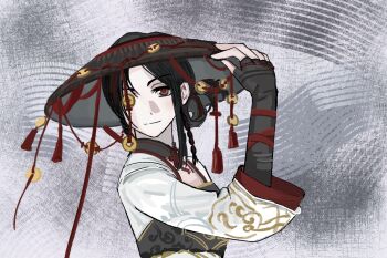 1girl alternate_headwear arm_ribbon asymmetrical_hair black_collar black_gloves black_hair black_vest braid brown_eyes brown_hat chinese_clothes chinese_commentary closed_mouth coin collar commentary_request detached_collar dot_nose eyelashes fingerless_gloves gloves gold_coin grey_background hair_rings hand_on_headwear hanfu happy hat hat_tassel highres holed_coin infinity_nikki light_blush long_hair long_sleeves looking_at_viewer mandarin_collar nikki_(series) one_eye_covered print_sleeves red_pupils red_ribbon ribbon side_braids smile solo square_neckline straw_hat summer_stroll_(infinity_nikki) twin_braids upper_body vest white_hanfu yonghu_zhai_xiaocao