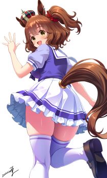 1girl absurdres animal_ears aston_machan_(umamusume) blush bow bowtie breasts brown_hair commentary_request crown ear_ornament green_eyes hair_between_eyes hair_ornament hair_scrunchie highres horse_ears horse_girl horse_tail large_breasts looking_at_viewer looking_back mini_crown open_mouth pleated_skirt puffy_short_sleeves puffy_sleeves purple_bow purple_bowtie purple_shirt red_scrunchie sailor_collar sailor_shirt school_uniform scrunchie shirt shoes short_sleeves simple_background skindentation skirt smile solo tail takuma_(takumo7121) thighhighs thighs tilted_headwear tracen_school_uniform umamusume waving white_background white_sailor_collar white_skirt white_thighhighs zettai_ryouiki