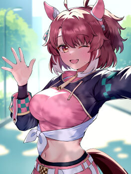 1girl ahoge amenu_415 animal_ears black_leggings black_shrug blurry blurry_background blush bow breasts brown_eyes brown_hair checkered_ribbon dantsu_flame_(center_spotlight)_(umamusume) dantsu_flame_(umamusume) ear_covers ear_ornament ear_ribbon hair_between_eyes highres horse_ears horse_girl horse_tail lamppost large_breasts leggings leggings_under_shorts looking_at_viewer midriff multicolored_hair navel one_eye_closed open_mouth outstretched_arm pink_shirt pink_shorts shirt shorts shrug_(clothing) smile solo sweatdrop tail tied_shirt tree umamusume waving white_hair white_shirt