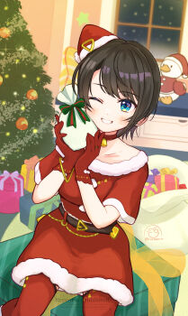1girl ;d aqua_eyes bell belt black_belt black_hair blue_eyes blush box chain choker christmas christmas_tree commentary_request dress fur-trimmed_dress fur-trimmed_gloves fur_trim gift gift_bag gloves gold_chain grin hachikuma_(waddle-d) hat highres holding holding_gift hololive hololive_christmas_outfit indoors looking_at_viewer mini_hat mini_santa_hat neck_bell off-shoulder_dress off_shoulder official_alternate_costume on_box one_eye_closed oozora_subaru open_mouth red_choker red_dress red_gloves red_hat red_thighhighs sack santa_costume santa_dress santa_hat short_dress short_hair short_sleeves sitting sitting_on_box smile solo subaru_duck swept_bangs thighhighs virtual_youtuber watermark