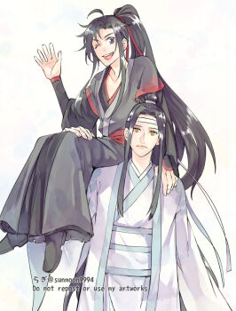 2boys ;d ahoge black_boots black_hair black_hanfu blue_eyes boots carrying carrying_person chinese_clothes closed_mouth commentary_request couple hair_ribbon hand_up hanfu headband lan_wangji long_hair long_sleeves looking_at_viewer male_focus modao_zushi multiple_boys one_eye_closed open_mouth ponytail red_ribbon red_sash ribbon robe sash shoulder_carry sidelocks simple_background sitting smile sunmoon9994 topknot twitter_username very_long_hair watermark waving wei_wuxian white_background white_hanfu white_headband white_sash wide_sleeves yaoi yellow_eyes