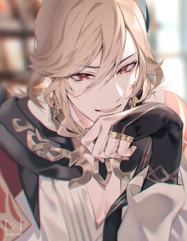 1boy artist_name bishounen black_gloves blonde_hair blurry blurry_background cape chromatic_aberration cleavage_cutout clothing_cutout commentary_request depth_of_field earrings eyelashes feather_hair_ornament feathers fingerless_gloves genshin_impact gloves hair_between_eyes hair_ornament hand_up highres jewelry kaveh_(genshin_impact) long_sleeves looking_at_viewer male_focus manomenou medium_hair parted_bangs parted_lips partially_fingerless_gloves red_cape red_eyes ring shirt sidelocks signature smile solo swept_bangs teeth twitter_username upper_body white_shirt