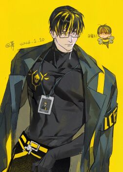 1boy 2026 belt black_gloves black_hair black_pants black_shirt blonde_hair chibi chibi_inset closed_mouth coat coat_on_shoulders compression_shirt covered_abs dated eyes_visible_through_hair glasses gloves grey_coat hair_over_eyes id_card jing84672940 lanyard limbus_company male_focus multicolored_hair muscular muscular_male pants pectorals project_moon semi-rimless_eyewear shirt short_hair signature simple_background skin_tight solo streaked_hair vespa_crabro wings yellow_background yellow_belt