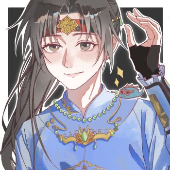 1boy bead_necklace beads black_background black_gloves black_hair blue_hanfu border brown_eyes character_request chinese_clothes chinese_commentary closed_mouth commentary_request eyelashes fingerless_gloves floral_print frilled_sleeves frills gloves guanzhuangwangzi38596 hair_beads hair_ornament hand_up hanfu happy headband highres jewelry light_blush lips long_hair long_sleeves necklace outline outside_border parted_bangs pink_lips ponytail print_headband red_headband smile solo sparkle upper_body very_long_hair where_winds_meet white_border white_outline