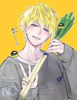1boy artist_name blonde_hair blue_eyes blush briskadet_(sonny_brisko) collarbone food grey_sweater grin hair_between_eyes hands_up highres holding holding_food long_sleeves looking_at_viewer male_focus mole mole_on_neck nijisanji nijisanji_en official_alternate_costume revision shiosawaori shirt short_hair signature simple_background sleeves_past_wrists smile solo sonny_brisko sonny_brisko_(3rd_costume) spring_onion sweater teeth twitter_username upper_body v virtual_youtuber watermark white_shirt yellow_background