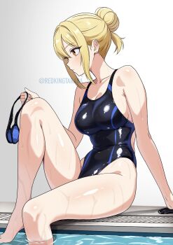 1girl bare_shoulders bdsm blonde_hair blue_one-piece_swimsuit breasts brown_eyes character_request cleavage collarbone competition_swimsuit copyright_request goggles highres long_hair looking_to_the_side medium_breasts one-piece_swimsuit ponytail sideboob sitting skin_tight skindentation solo swim_goggles swimsuit taraba_(redkingtaraba) wet