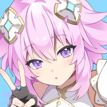 1girl armor bare_shoulders binato_lulu blue_background breastplate commentary d-pad d-pad_hair_ornament english_commentary fingerless_gloves four_goddesses_online:_cyber_dimension_neptune gloves hair_ornament neptune_(4go)_(neptunia) neptune_(neptunia) neptune_(series) parody purple_eyes purple_hair short_hair solo stella_sora v
