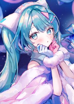 1girl animal_ear_hairband animal_ears aqua_eyes aqua_hair asymmetrical_gloves bell blush cat_ear_hairband cat_ears coat commentary_request fake_animal_ears fur-trimmed_gloves fur_trim gloves hair_ornament hairband hatsune_miku highres long_hair looking_at_viewer parted_lips pipi_(pipinavigation) sparkle_background swept_bangs triangle_hair_ornament twintails vocaloid white_coat winter_gloves
