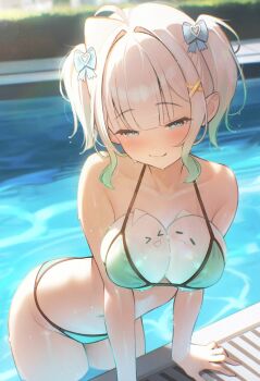 1girl :3 alternate_costume arm_support bikini blue_bow blue_eyes blurry blurry_background bow breast_padding closed_mouth commentary day english_commentary gradient_hair green_bikini green_hair hair_bow hair_ornament hairclip halterneck highres indie_virtual_youtuber leaning_forward looking_at_viewer mint_fantome multicolored_hair navel outdoors pointy_ears poolside prab short_hair smile solo string_bikini swimsuit triangular_headpiece two_side_up virtual_youtuber wading wavy_hair wet white_hair wisps_(mint_fantome) x_hair_ornament