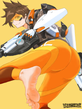 1girl artist_name ass barefoot black_gloves bodysuit brown_eyes brown_hair brown_jacket closed_mouth eyelashes feet_up female_focus foot_out_of_frame from_behind from_below gauntlets gloves goggles huge_ass jacket leaning_forward leather leather_jacket looking_at_viewer looking_back looking_down one_eye_closed orange_bodysuit overwatch short_hair simple_background smile solo standing standing_on_one_leg tinted_eyewear toes tomboy tracer_(overwatch) two-tone_gloves varbecrank white_gloves wink yellow-tinted_eyewear yellow_background