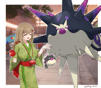 :&lt; applin border breasts brown_hair candy_apple character_bag character_doll character_hair_ornament character_print closed_eyes closed_mouth commentary_request doll electrode_(pokemon) eyelashes fang food gen_1_pokemon gen_8_pokemon glassy0302 green_kimono hair_ornament highres hisuian_qwilfish hisuian_voltorb holding holding_candy_apple holding_food huge_breasts japanese_clothes kimono kuraishi_ringo_(glassy0302) long_hair nintendo obi open_mouth outdoors outline overqwil poke_ball_print pokemon pokemon_sv print_kimono red_sash sash smile spikes tree twitter_username voltorb white_border white_outline