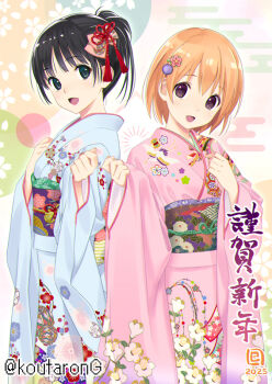 2025 2girls :d black_eyes black_hair blue_kimono blush clenched_hands dot_nose floral_print green_eyes hair_ornament hands_up japanese_clothes kimono koutaro long_sleeves looking_at_viewer medium_hair multiple_girls new_year open_mouth orange_hair original pink_kimono smile standing straight_hair translation_request twitter_username wide_sleeves