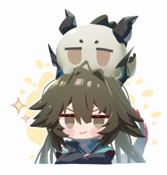 1girl animal animal_on_head arknights arknights:_endfield bilingual_commentary black_shirt blue_jacket brown_eyes brown_hair chen_qianyu_(arknights) chewing chibi commentary crossed_arms dragon_bean_(arknights) dragon_girl dragon_horn dragon_tail english_commentary highres jacket long_hair mixed-language_commentary on_head patanda shirt simple_background solo sparkle tail upper_body white_background