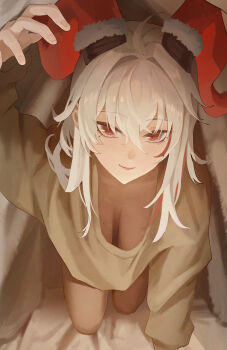 1girl absurdres ahoge all_fours alternate_costume arm_up breasts closed_mouth commentary curled_horns english_commentary grey_hair grey_shirt hair_between_eyes hair_intakes haruhachiya highres horn_cover horns long_hair looking_at_viewer medium_breasts mole mole_on_breast mole_under_eye multicolored_hair red_eyes shirt smile solo streaked_hair under_covers wuthering_waves zani_(wuthering_waves)