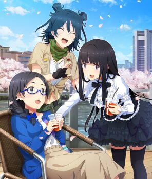 3girls :d ^_^ aqua_hair bandana belt bent_over black_bow black_bowtie black_gloves black_hair black_skirt black_thighhighs blue_jacket blue_sky blunt_bangs blunt_ends bow bowtie brooch brown_jacket brown_skirt building camouflage camouflage_bandana chair cherry_blossoms cherry_tree cityscape closed_eyes cloud cup day disposable_cup dog_tags dot_nose double-parted_bangs drink drinking_straw falling_petals feet_out_of_frame fingerless_gloves frilled_shirt frills game_cg gem gems_company gloves green_bandana green_belt green_pants hair_ornament hair_rings hand_up hase_mikoto hime_cut holding holding_cup holding_drink jacket jewelry long_hair long_sidelocks long_sleeves low_side_ponytail midriff mole mole_under_eye multiple_girls official_art on_chair open_mouth otowa_shizuku outdoors pants parted_bangs partially_open_jacket petals pink_petals purple_eyes purple_gem railing river shirono_yuzuki shirt short_hair short_sleeves sidelocks sitting skirt sky smile teeth thighhighs third-party_source tied_jacket toji_no_miko toji_no_miko:_kizamishi_issen_no_tomoshibi upper_teeth_only virtual_youtuber white_shirt zettai_ryouiki