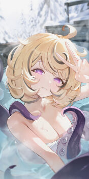 1girl absurdres blonde_hair blurry blurry_background blurry_foreground blush breasts collarbone commentary_request cowlick highres in_water kurimui2 large_breasts looking_at_viewer mole mole_under_mouth naked_towel onsen parted_lips purple_eyes short_hair snow solo steam suction_cups tentacle_girl tentacle_tail tentacles towel tree v v_over_head water wet yidhari_murphy zenless_zone_zero