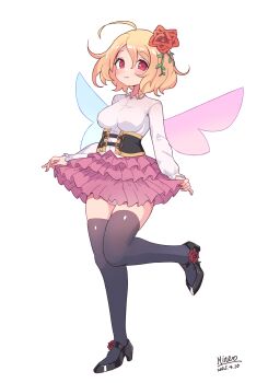 100_orange_juice 1girl absurdres ahoge alternate_costume artist_name black_thighhighs blonde_hair blue_eyes blush breasts chinese_commentary commentary_request damarinasai_(mineo) dated flower frilled_skirt frills full_body hair_between_eyes hair_flower hair_ornament highres hime_(orange_juice) leg_lift leg_up long_hair looking_at_viewer medium_breasts red_eyes red_flower red_rose rose shoes signature simple_background skirt skirt_hold solo standing standing_on_one_leg thighhighs white_background wings zettai_ryouiki