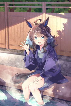 1girl ahoge alternate_costume animal_ears bath_yukata blue_eyes blush breasts brown_hair daring_tact_(umamusume) foot_bath hair_between_eyes hair_ornament highres horse_ears horse_girl horse_tail japanese_clothes kimono looking_at_viewer medium_hair onsen open_clothes open_mouth open_robe outdoors purple_robe robe shinohara_shinome sitting smile solo tail umamusume waving yukata