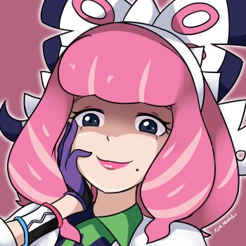 1girl absurdres artist_name bow collared_shirt commentary drill_hair drill_sidelocks dynamax_band english_commentary eyeshadow flipped_hair fur_jacket hair_bow hairband hand_up head_rest highres jacket keith_montalbo klara_(pokemon) makeup mole mole_under_mouth nintendo pink_eyeshadow pink_hair pink_lips pokemon pokemon_swsh print_shirt shaded_face shirt short_hair sidelocks smile solo two-tone_shirt white_bow white_hairband