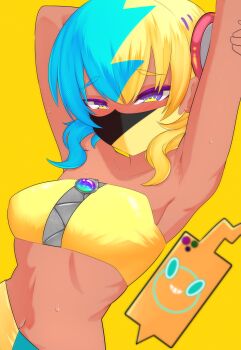 1girl absurdres aqua_hair armpits bandeau black_mask blonde_hair blush breasts canari_(pokemon) center-flap_bangs criss-cross_halter criss-cross_straps crop_top curly_sidelocks dark_skin gen_4_pokemon halterneck highres jacket looking_at_viewer mask mega_ring mega_stone midriff mouth_mask multicolored_hair navel nintendo pokemon pokemon_legends:_z-a presenting_armpit rotom rotom_phone shion_(shion_aster) short_twintails simple_background solo split-color_hair sweat twintails two-tone_hair two-tone_mask yellow_background yellow_bandeau yellow_jacket yellow_mask zipper