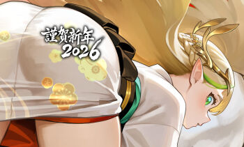 1girl 2026 anastasia_empirial ass elf floating_hair from_behind gold_tiara green_eyes green_hair highres japanese_clothes kimono long_hair looking_back multicolored_hair new_year obi official_art otosama pointy_ears profile sash senki_survival_saga_-_isekai_no_unmei_wo_kaketa_mujintou_fujun_iseikouyuu short_kimono solo streaked_hair two-tone_hair very_long_hair white_kimono