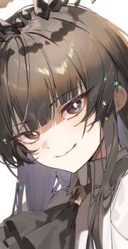 1girl absurdres arknights ascot black_ascot black_eyes black_hair black_halo bright_pupils close-up closed_mouth collared_shirt commentary_request halo highres korean_commentary long_hair looking_at_viewer mixed-language_commentary mole mole_under_eye nabezuru portrait shirt simple_background smile solo virtuosa_(arknights) white_background white_pupils white_shirt