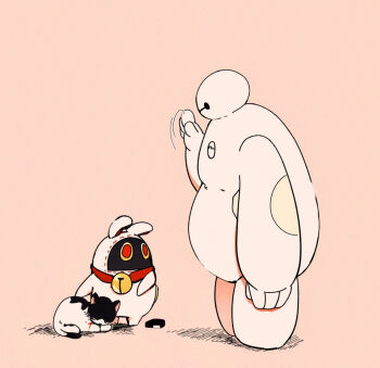 3others animal bangboo_(zenless_zone_zero) baymax big_hero_6 cat crossover from_side luckyboo_(zenless_zone_zero) morotomo_(moromoro_03) multiple_others pink_background simple_background standing translation_request zenless_zone_zero