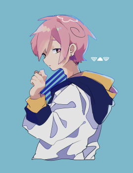 1boy absurdres adam&#039;s_apple aged_up alternate_body_build black_hoodie blue_background bright_pupils ear_piercing hand_up highres hood hood_down hoodie injury jacket looking_back male_focus multicolored_hoodie original parted_lips piercing pink_eyes pink_hair raito-kun_(uenomigi) short_hair simple_background solo solo_focus uenomigi upper_body white_hoodie white_jacket white_pupils yellow_hoodie