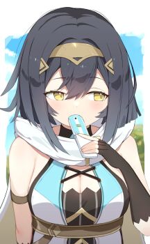 1girl amber_(stella_sora) bare_shoulders black_gloves black_hair blue_sky breasts cellphone cleavage commentary_request facing_viewer fingerless_gloves flip_phone gloves hair_between_eyes hairband hand_up highres holding holding_phone phone sideways_glance sky solo stella_sora tausukee upper_body yellow_eyes