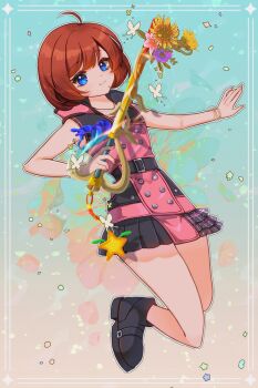 1girl ahoge black_dress black_shoes blue_background closed_mouth commentary_request destiny&#039;s_embrace_(kingdom_hearts) dress floating gradient_background highres holding holding_weapon kairi_(kingdom_hearts) keyblade kingdom_hearts kingdom_hearts_iii looking_at_viewer pink_background pink_dress red_hair shoes short_hair sleeveless sleeveless_dress solo weapon zer00han