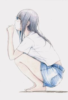 1girl absurdres alternate_costume barefoot bbmasa black_hair commentary_request denim denim_shorts from_side full_body gradient_background grey_background hibike!_euphonium highres liz_to_aoi_tori profile shirt short_sleeves shorts solo squatting traditional_media white_shirt yoroizuka_mizore