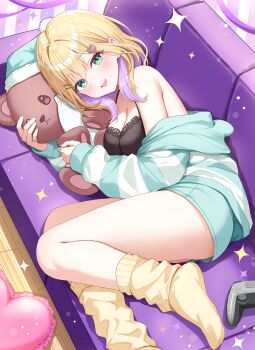 1girl absurdres aqua_shorts bare_shoulders blonde_hair breasts cleavage colored_inner_hair controller couch game_controller green_eyes hair_ornament highres indoors kurumi_noah large_breasts lying medium_hair multicolored_hair on_couch open_mouth purple_hair shorts smile socks solo stuffed_toy sunamama4788 virtual_youtuber vspo! yellow_socks
