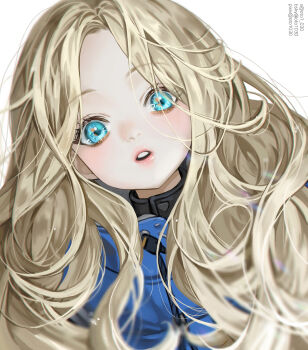1girl blonde_hair blue_eyes bluesky_username commentary diana_(pragmata) eyelashes forehead hair_over_shoulder highres long_hair looking_at_viewer open_mouth oto1_030 pink_lips pixiv_username pragmata simple_background solo twitter_username upper_body wavy_hair white_background white_mouth