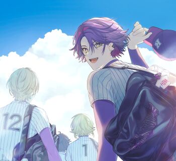4boys :d arm_up baseball_cap baseball_jersey baseball_uniform black_bag blonde_hair blue_sky bright_pupils cloud commentary_request day diamond-shaped_pupils diamond_(shape) fang from_behind fura_kanato hair_intakes hat highres holding holding_unworn_clothes holding_unworn_hat jersey layered_sleeves light_particles long_sleeves looking_at_viewer looking_back male_focus multicolored_eyes multicolored_hair multiple_boys multiple_piercings nijisanji nijisanji_koshien number_print open_mouth outdoors pinstripe_pattern pinstripe_shirt purple_eyes purple_hair purple_hat purple_sleeves saegusa_akina shirt short_hair short_over_long_sleeves short_sleeves sky smile sportswear symbol-shaped_pupils turning_head two-tone_eyes two-tone_hair unworn_hat unworn_headwear uzuki_kou virtual_youtuber watarai_hibari white_pupils white_shirt yellow_eyes zmzm_hiji