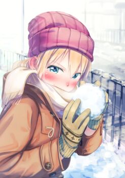 1girl beanie blonde_hair blue_eyes blush brown_coat coat commentary_request hat holding holding_snowball medium_hair original outdoors pink_hat scarf smile snowball solo tomiki910 upper_body white_scarf winter_clothes winter_gloves